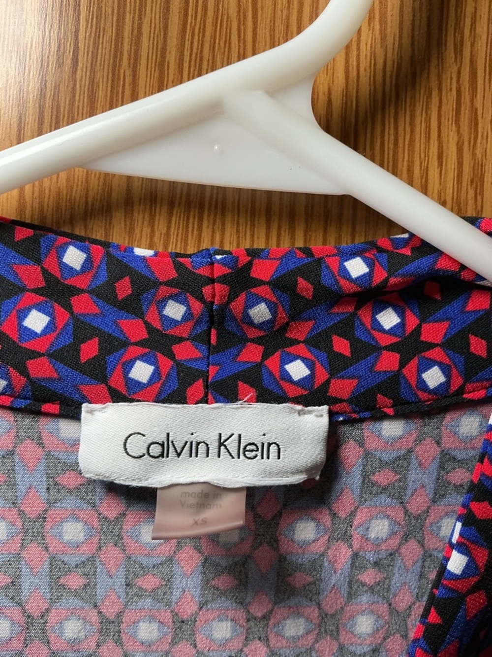 Calvin Klein Sleeveless Geometric Print Blouse – Size XS - Picture 3 of 4